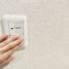 電気スイッチカバー 押せないように
