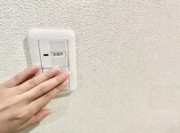 電気スイッチカバー 押せないように