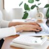 Webライターの経費いついて調べている男性