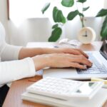 Webライターの経費いついて調べている男性