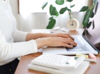 Webライターの経費いついて調べている男性