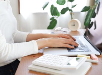 Webライターの経費いついて調べている男性